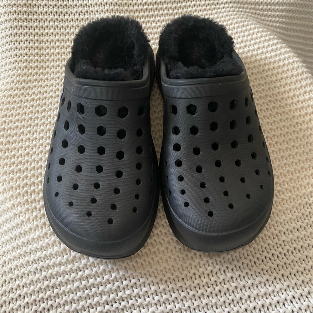 Joybees Cozy Lined Adult Clogs in Black w/Black
Faux Fur Sz 9 used once
